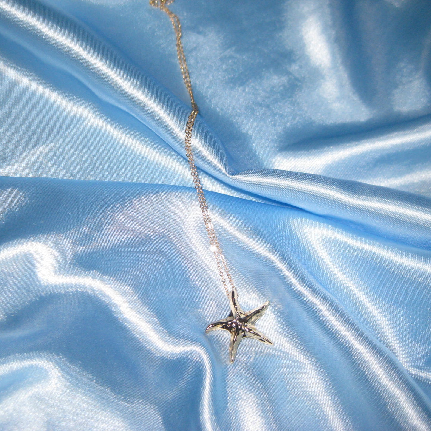 thin golden starfish necklace
