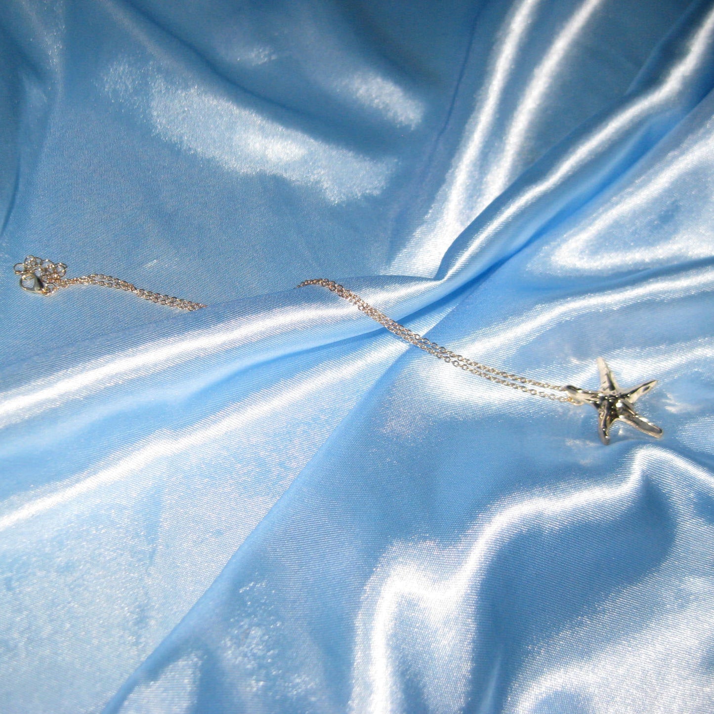 thin golden starfish necklace