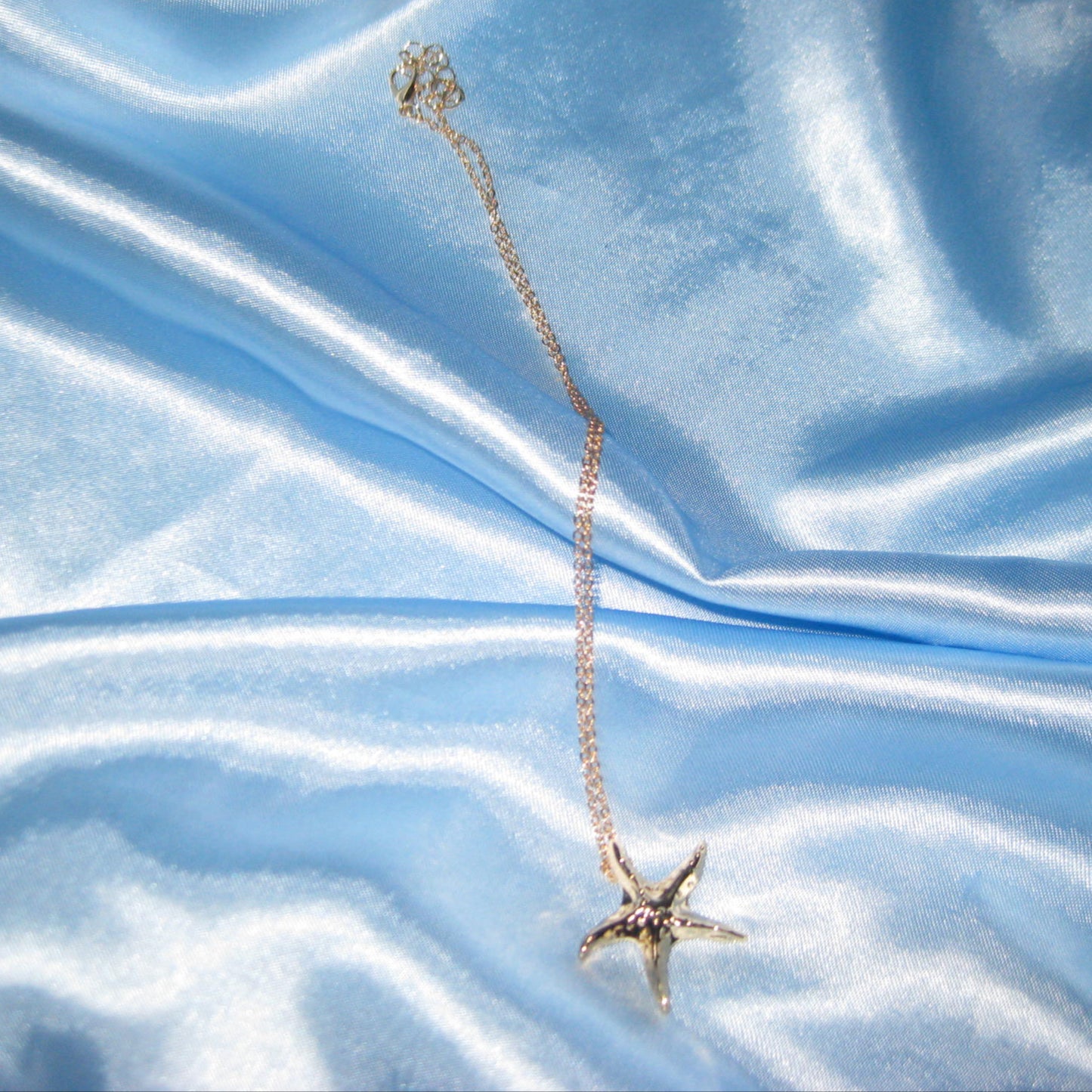 thin golden starfish necklace