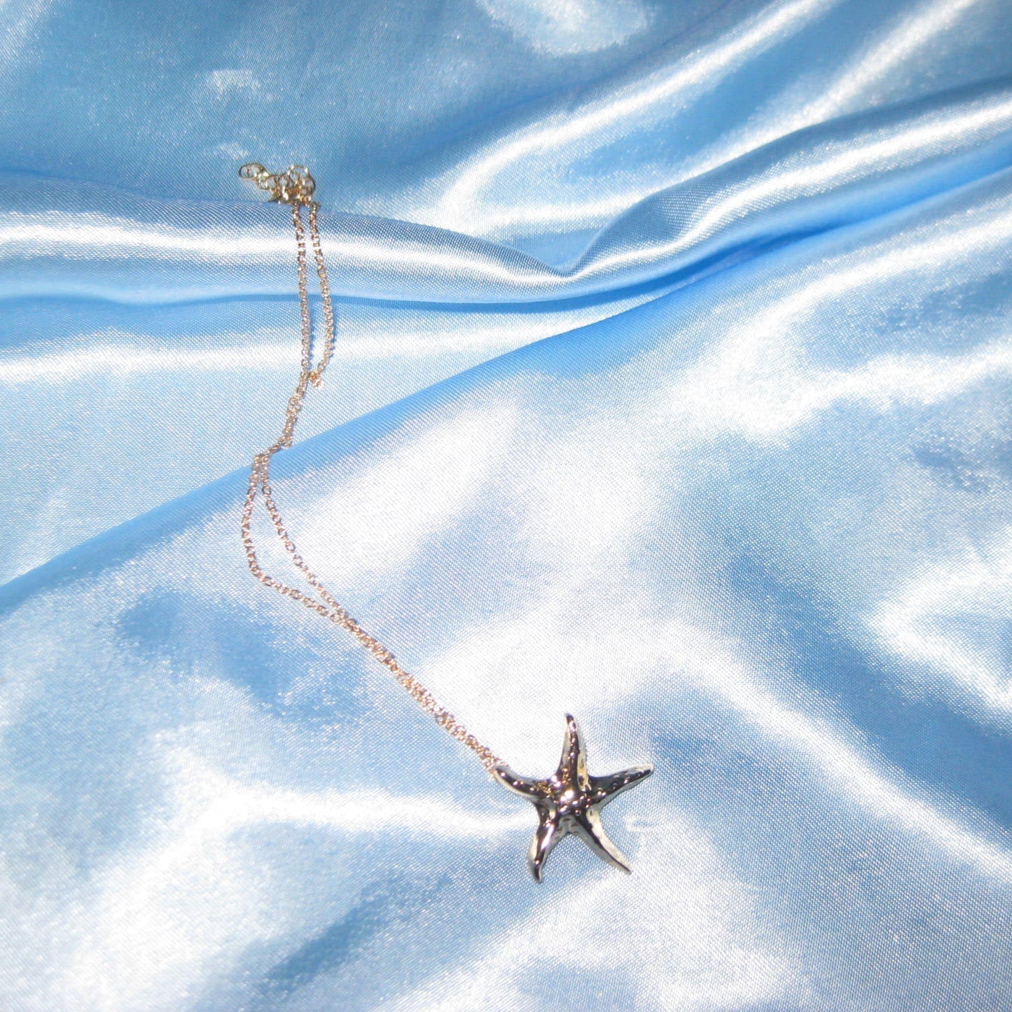 thin golden starfish necklace