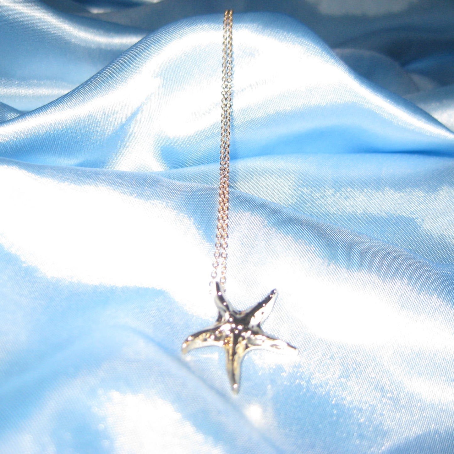 thin golden starfish necklace