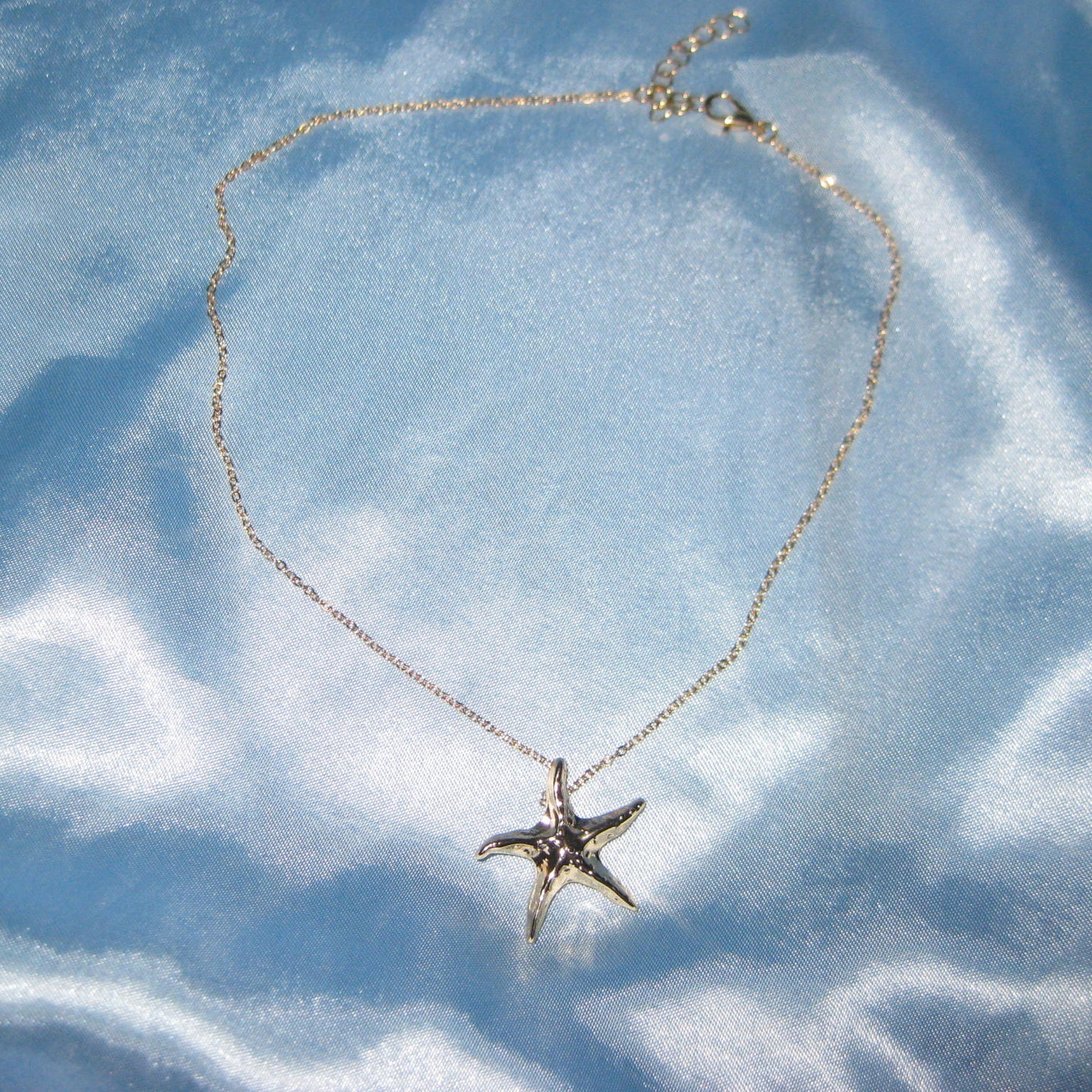 thin golden starfish necklace