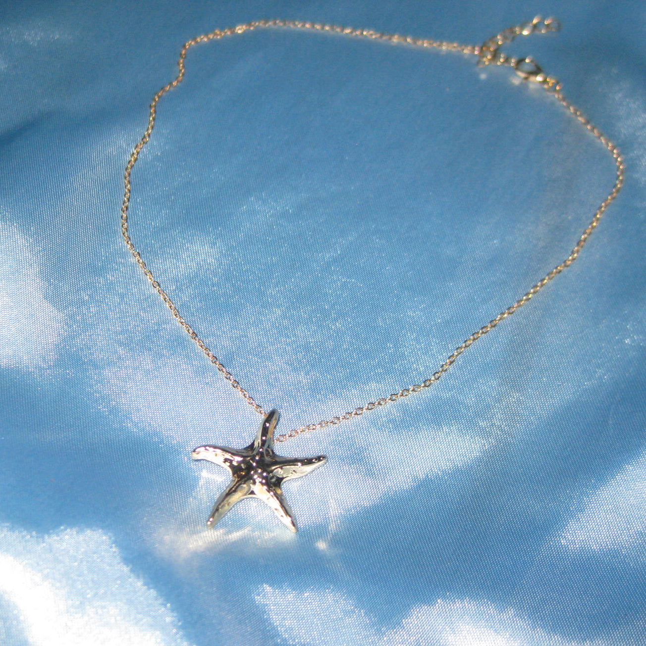 thin golden starfish necklace