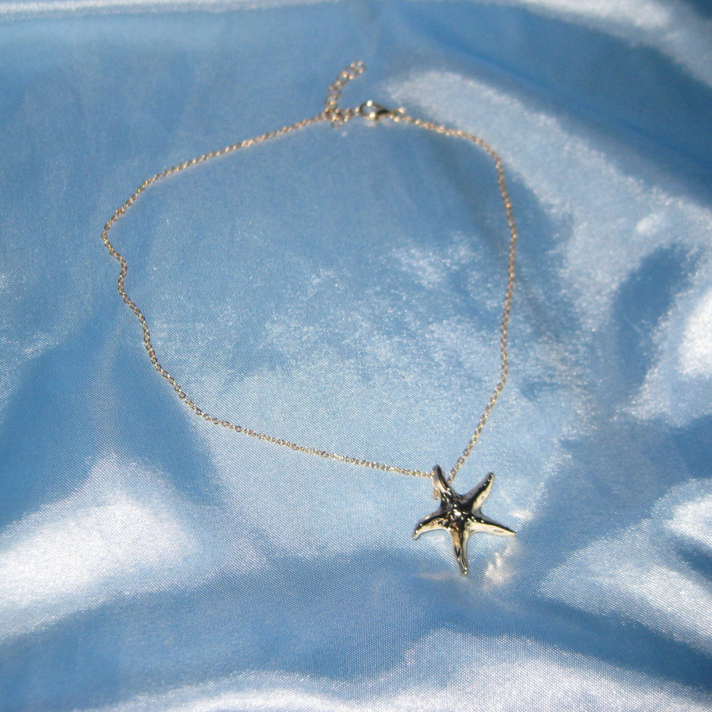 thin golden starfish necklace
