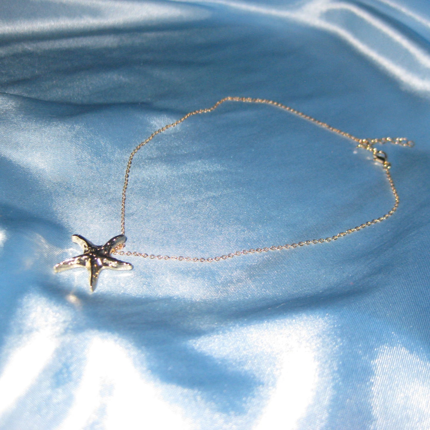 thin golden starfish necklace