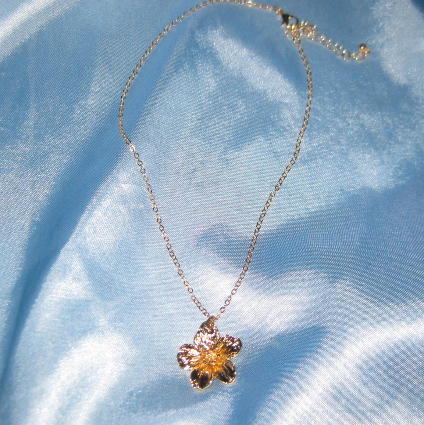 thick golden flower necklace