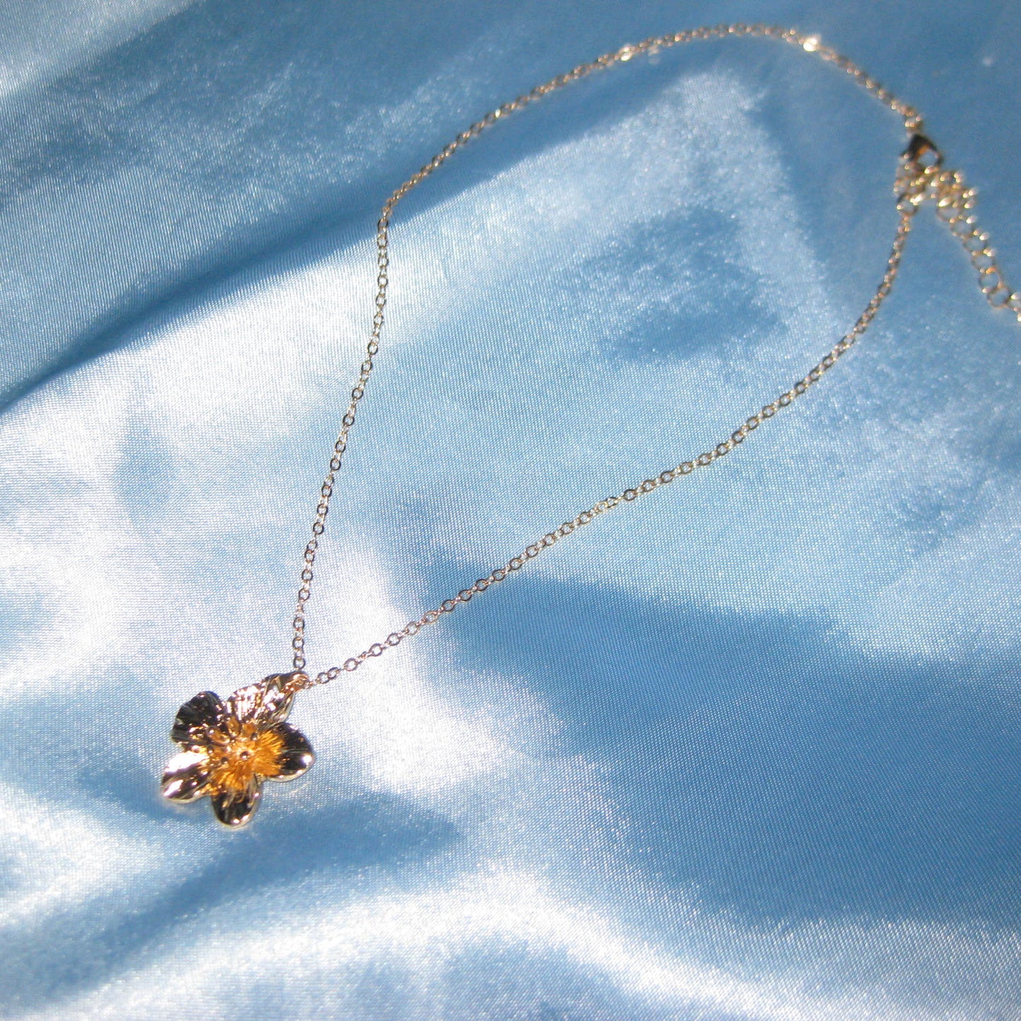 thick golden flower necklace