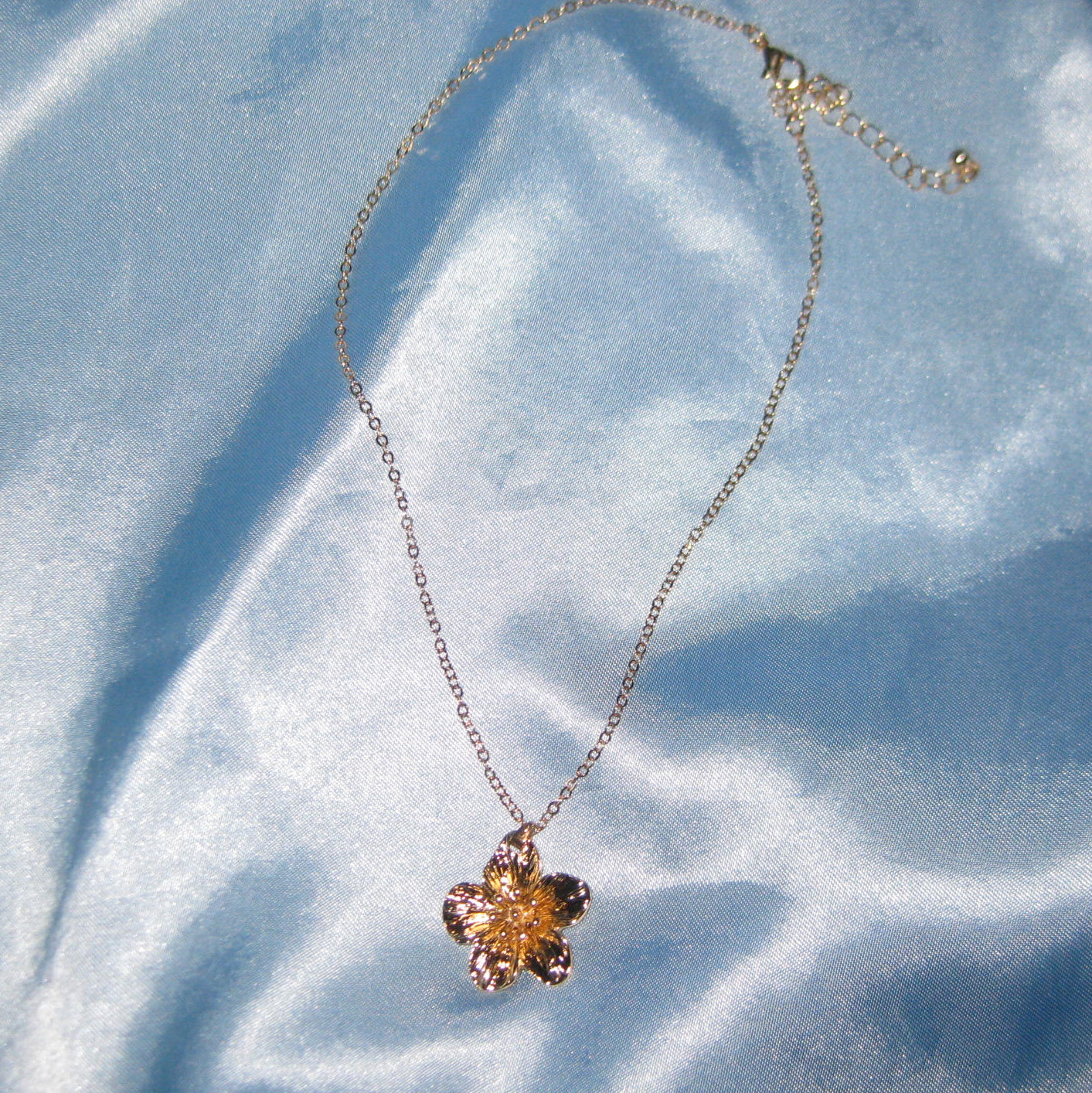 thick golden flower necklace