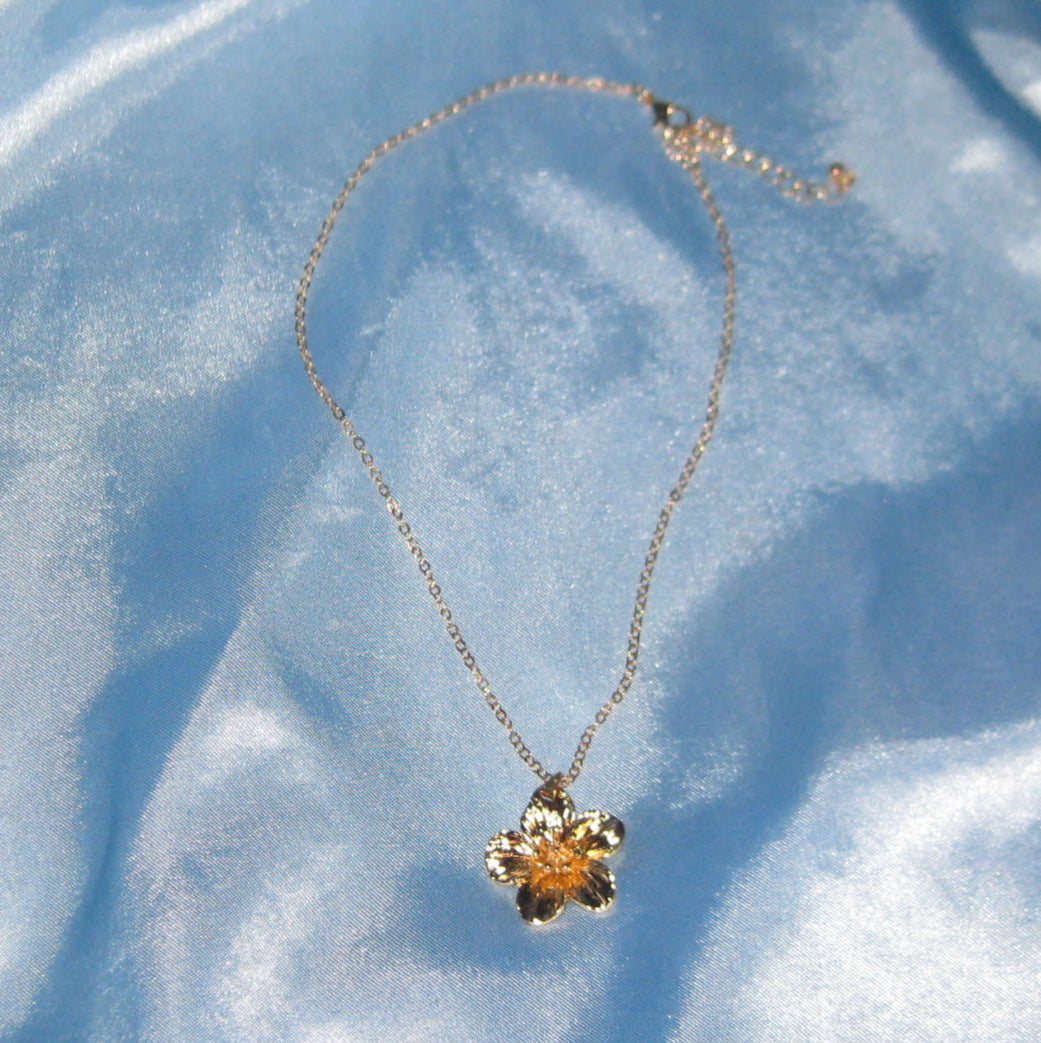 thick golden flower necklace
