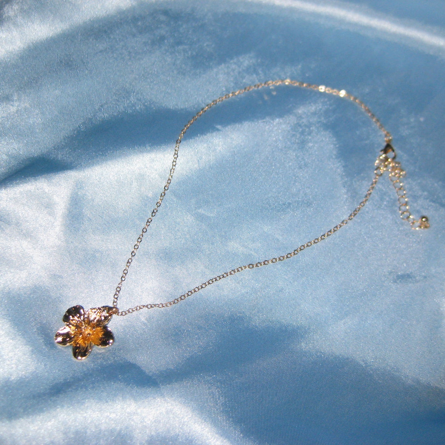 thick golden flower necklace