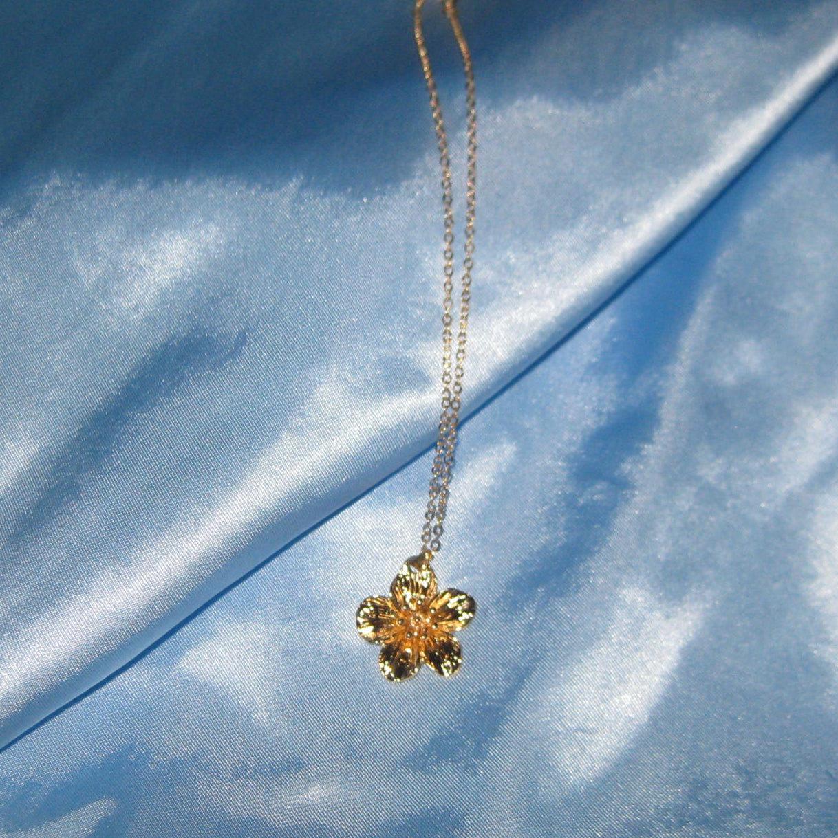thick golden flower necklace