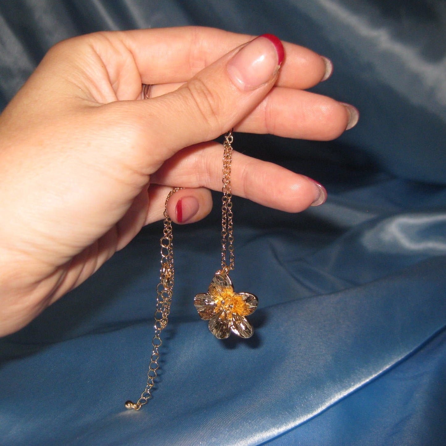thick golden flower necklace