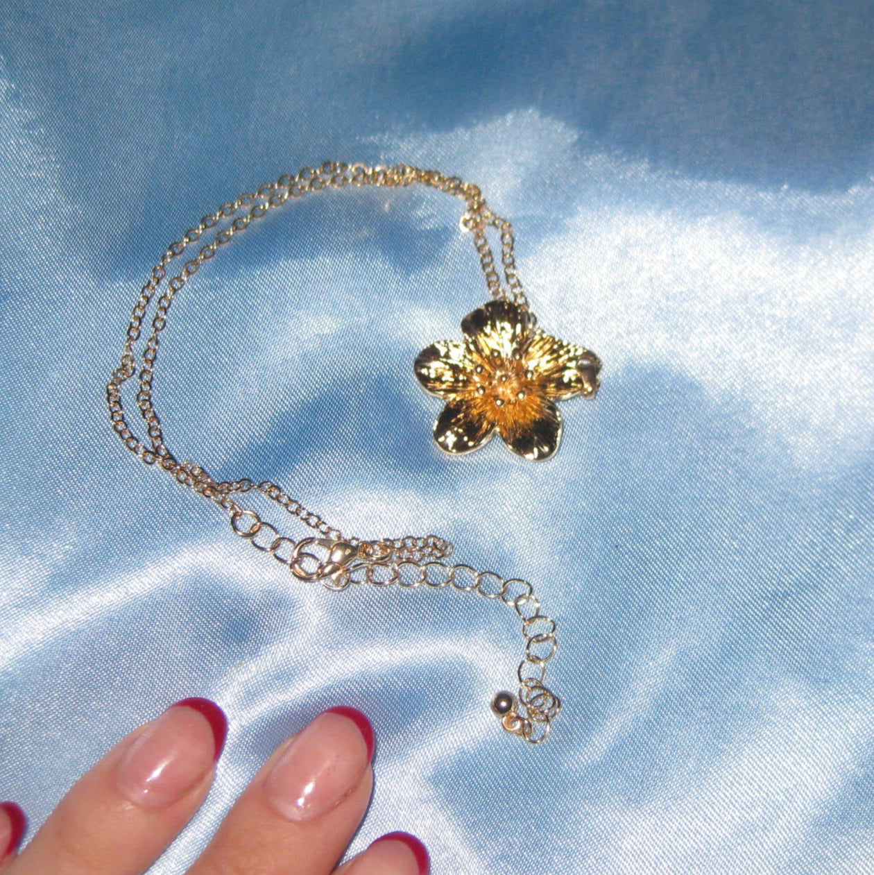 thick golden flower necklace