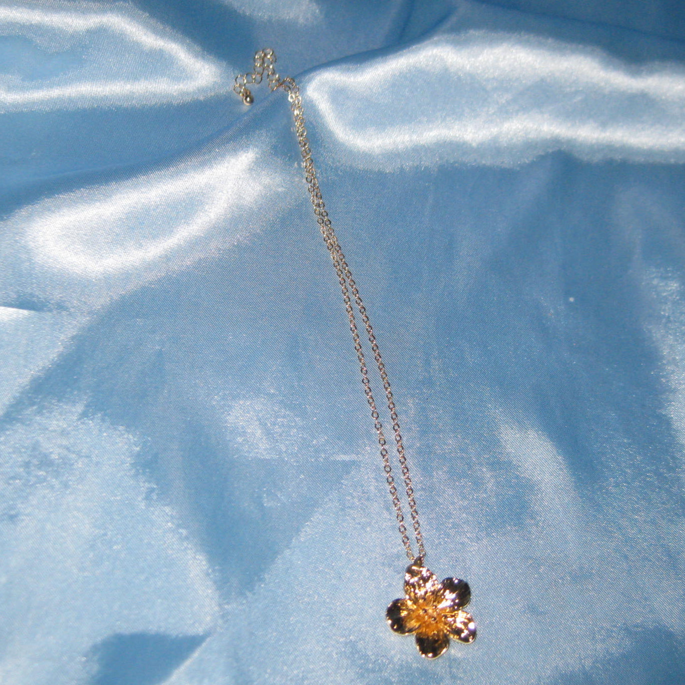 thick golden flower necklace