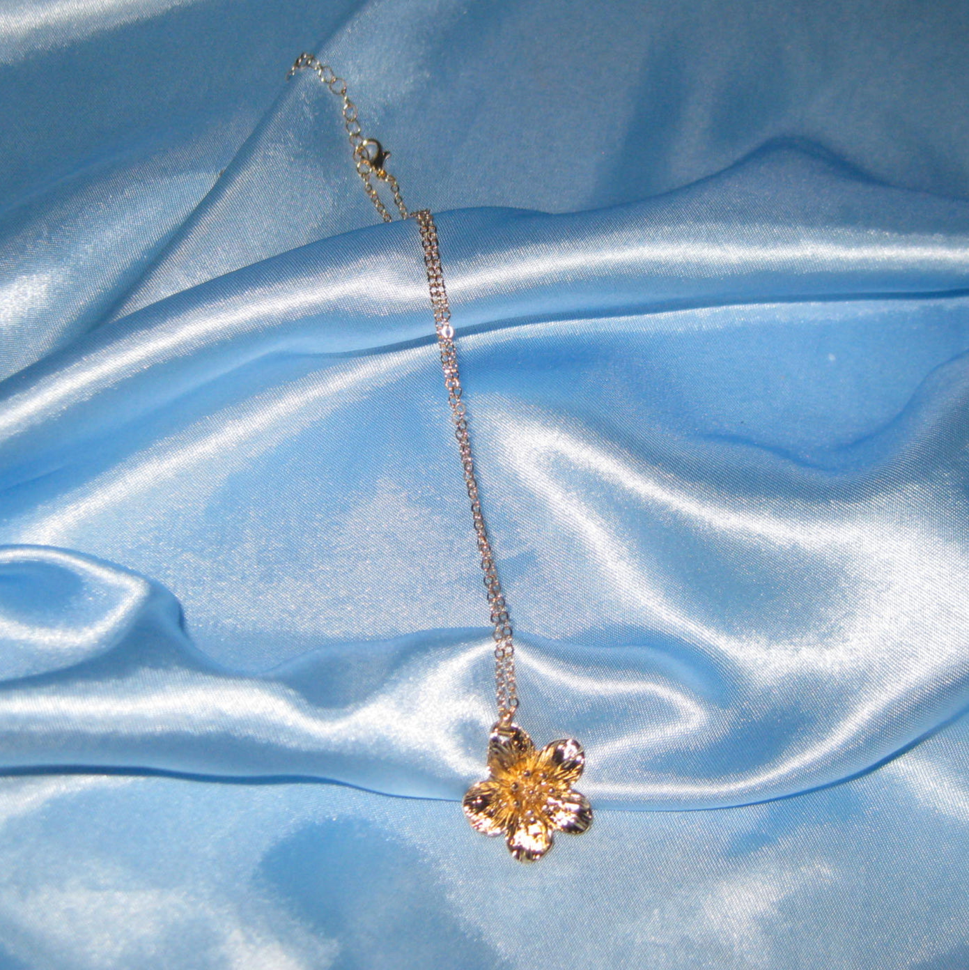 thick golden flower necklace