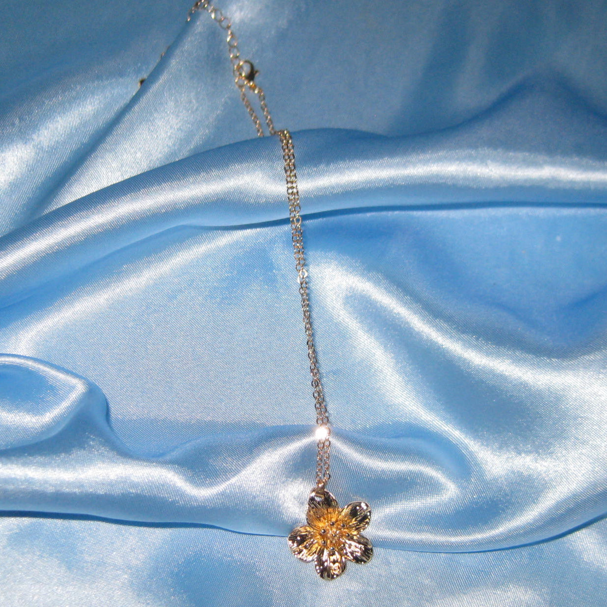 thick golden flower necklace