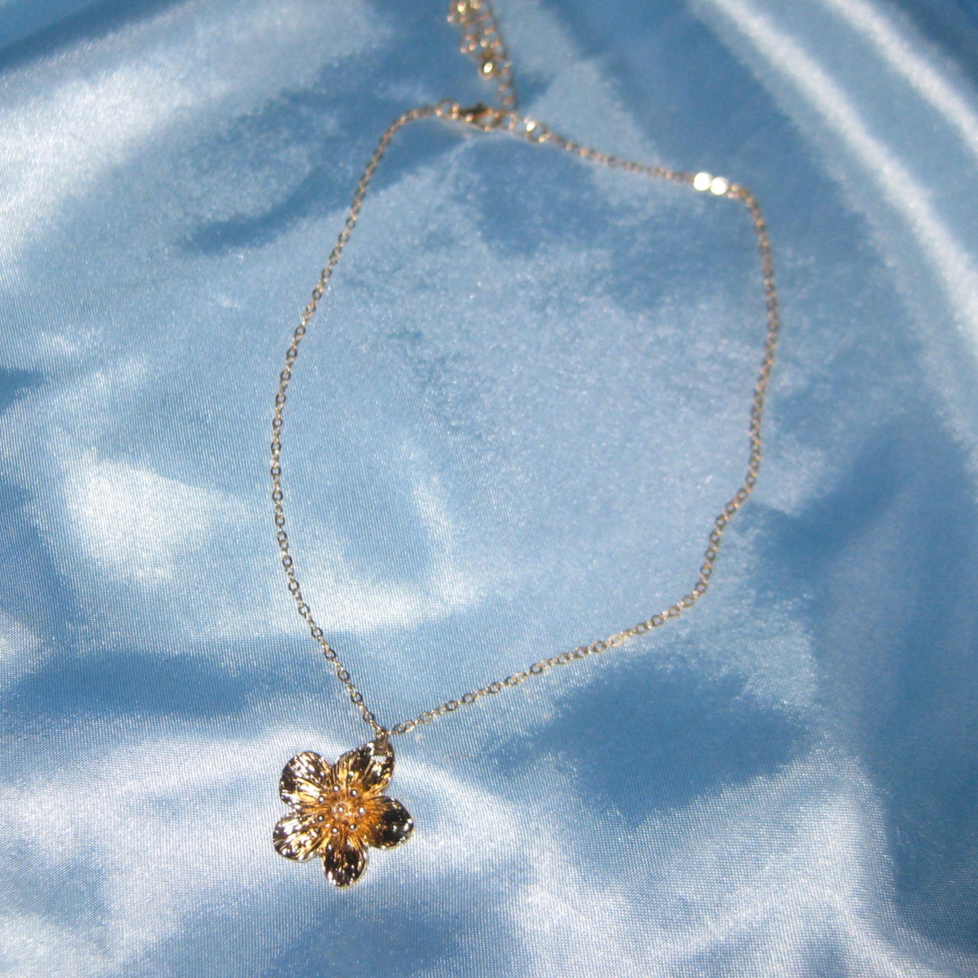 thick golden flower necklace