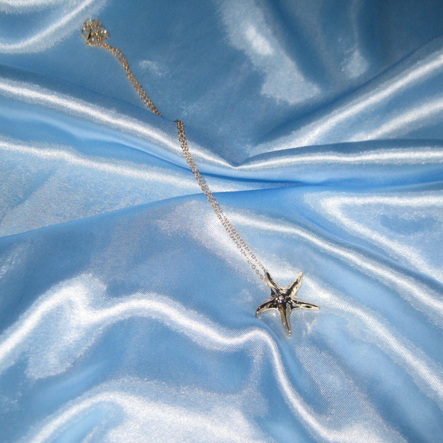 thin golden starfish necklace