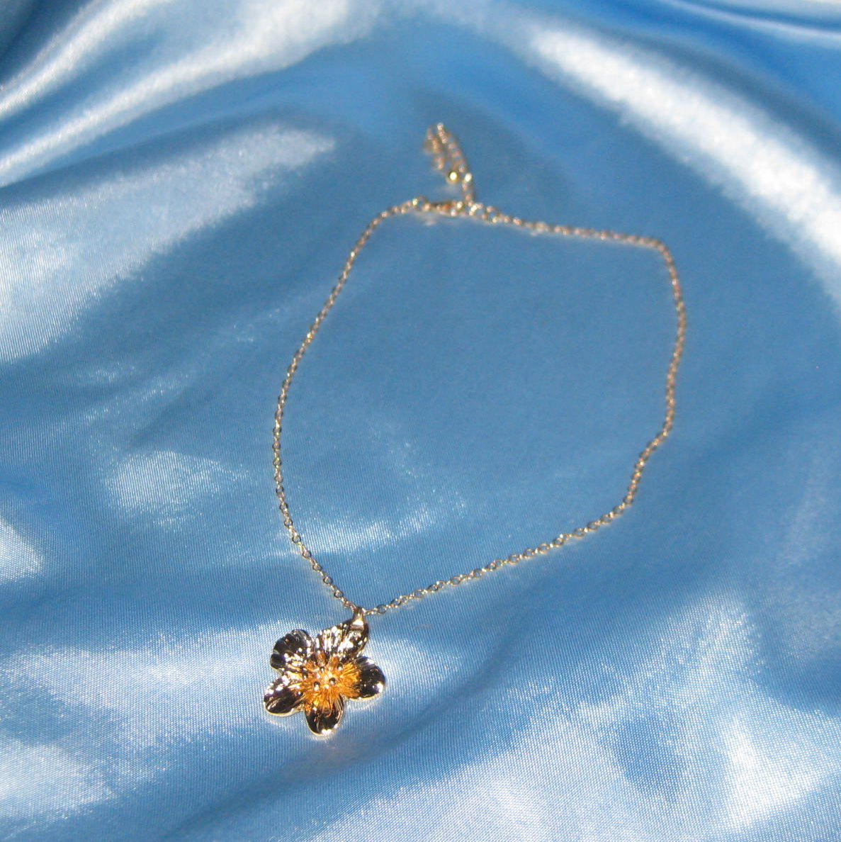 thick golden flower necklace